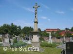 Kamenný kříž na hřbitově v Bělotíně