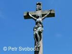Kamenný kříž na hřbitově v Bělotíně